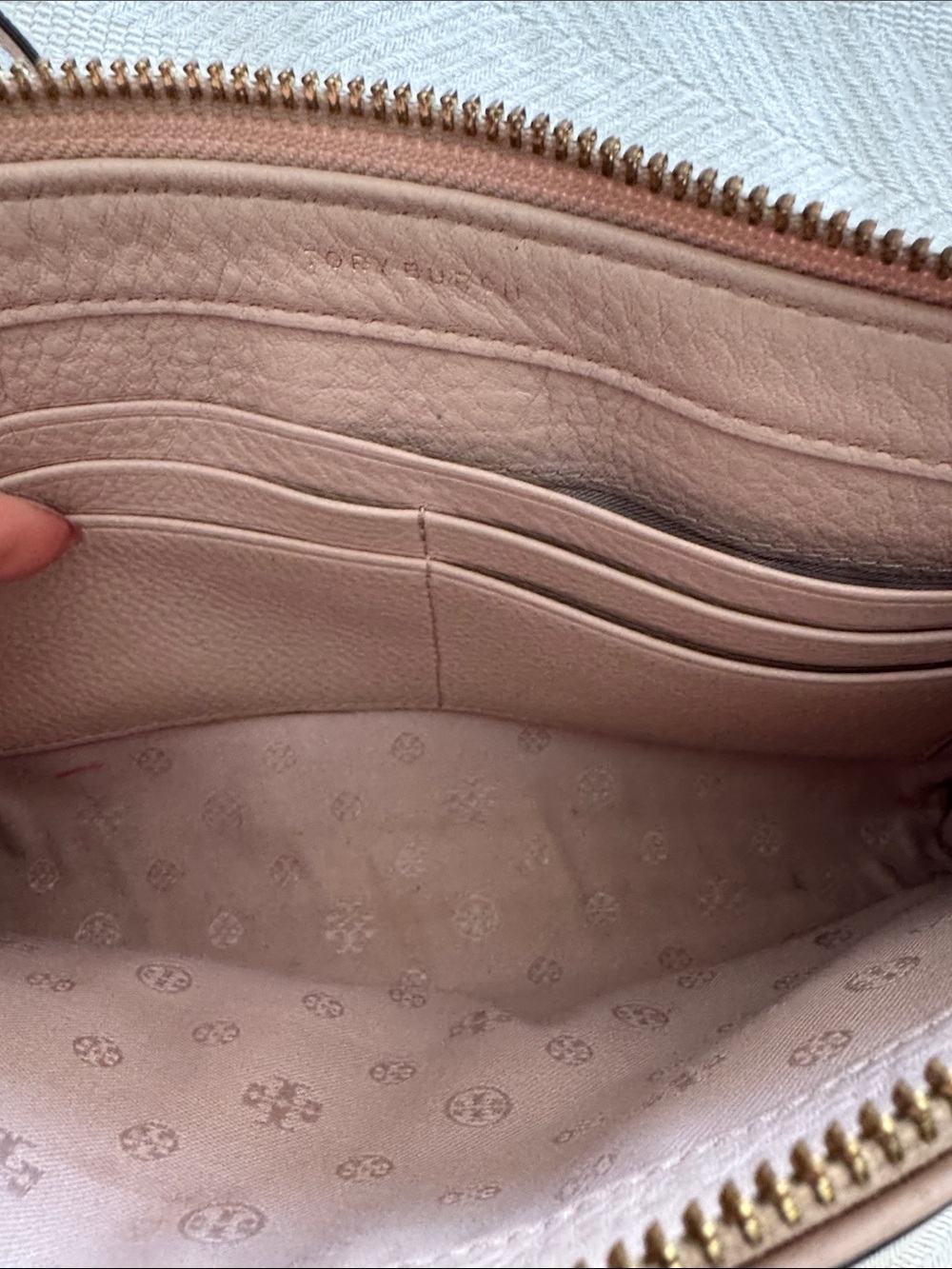 Tory Burch Blush Taupe Pebbled Leather Crossbody with Gold Trim - Picture 4 of 8